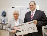 Miele-GF Martin Melzer übergibt an Heide Janik, Obfrau der Kinderkrebshilfe, einen symbolischen Scheck im Wert von  10.000 Euro.
