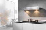 Das universelle Design der neuen Unterbau-Dunstabzugshauben von Miele – hier das 100 Zentimeter breite Modell in Edelstahl – passt zu vielen Küchenstilen.