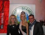 ML Theresia Heitzinger und VL Christian Schimkowitsch flankieren die neue Miss Earth 2012.