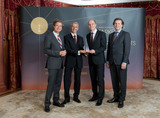 Die Beurer Geschäftsführer Marco Bühler und Georg Walkenbach nahmen den Preis im Berliner Hotel „Adlon“ sichtlich erfreut entgegen: „Wir danken der Jury für diese Auszeichnung.“