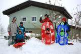 Die Kinder vor dem generalsanierten SOS-Kinderdorf-Haus in Seekirchen, das mit Hausgeräten von Bosch, Siemens und Neff ausgestattet wurde.