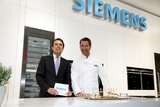 Siemens-Electrogeräte GF Roland Hagenbucher und Starkoch Christian Henze machten auf der LivingKitchen Dampf.