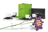 Die cremesso Starterbox (in Apple Green oder Carbon Black) enthält nicht nur eine cremesso Uno Kapselmaschine und ein Tassen-Set, ...