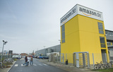Die jetzige Debatte um die Arbeitsbedingungen bei Amazon wirft ein Licht darauf, wie der Versandhändler so schnell wachsen konnte (Bild: Amazon; Amazon-Turm, Leipzig).