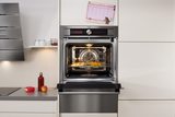Dank des neuen AEG ProCombi Sous Vide Multi-Dampfgarers erobert diese schonende Profi-Kochmethode nun auch die heimischen Küchen.