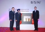 Feierliche Grundsteinlegung für die erste BSH-Fabrik in Indien: Marc Hantscher, Chef der BSH-Indien (rechts) sowie Dr. Klemens Walf, Technischer Geschäftsführer BSH-Indien (links) und Swaran Singh, Leiter der regionalen Agentur für Industrieentwicklun