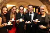 Das Nespresso Salzburg Boutique Team mit Nespresso Österreich
Geschäftsführer v.l.n.r. Medeea Boboc, Stephanie Kislinger, Boutique Manager Philipp
Thaurer, Geschäftsführer Dietmar Keuschnig und Sabine Knauseder