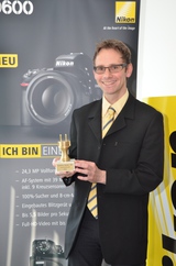 Ich bin ein Goldener Stecker: Country Manager Wolfgang, kann sich zum zweiten Mal über die Auszeichnung durch den Fachhandel freuen. (Foto: Dominik Schebach)