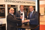 AEG-Vertriebschef Nebojsar Saric, E&W-Herausgeber Andreas Rockenbauer und AEG-GF Alfred Janovsky (v.l.) sind gut gelaunt. Zum 2. Mal in Folge wurde AEG der Goldene Stecker verliehen.