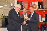 Bundesgremialobmann Wolfgang Krejcik überreichte den Goldenen Stecker in der Kategorie Espresso an VL Max Hager und GF Andreas Hechenblaikner von Jura (v.l.)