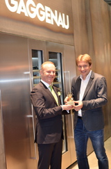 Gaggenau-Chef Wolfgang Duffek bekommt den Goldenen Stecker von E&W-Herausgeber Andreas Rockenbauer auf der Wohnen&Interieur verliehen.