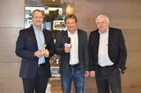 Samsung-Chef Gerald Reitmayr freut sich über die Verleihung des Goldenen Steckers 2012 durch E&W-Herausgeber Andreas Rockenbauer und Bundesgremialobmann Wolfgang Krejcik (v.l.)