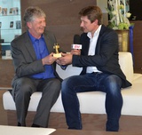 E&W-Herausgeber Andreas Rockenbauer (r.) überreicht dem hocherfreuten HB-Chef Christian Blumberger seinen 7. Goldenen Stecker.