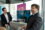 Im Rahmen einer Pressekonferenz „enthüllten” Thomas Langsenlehner (li.) und Michael Weber das neue Antennenfernsehen.  