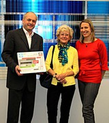 Im Bild (v.l.n.r.): Gerhard Raith (WISI), Gewinnerin Hildegard Hauer und Isabelle-Nadine Müller (FEEI)
 