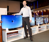 Bereits als eines der Highlights der HB-Roadshow hatte Produktmanager Hannes Maurer die neuen Schaub Lorenz-TVs parat.