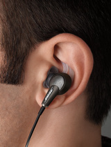 Die neuen QC 20 sind die ersten In-Ear Noise Cancelling Kopfhörer von Bose. Das Debüt ist mehr als gelungen.