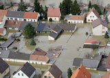 Wirtschaftsminister Reinhold Mitterlehner setzt sich für vom Hochwasser betroffene Betriebe ein. (Foto: Bundesheer)