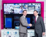 Rudolf Mayrhofer-Grünbühel, Head of Sales Samsung Austria (links) und Daniel Daub, Senior Vice President für Consumer Sales & Service bei T-Mobile, stellten heute zur Europapremiere die M-Wall vor.