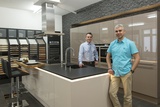 Markus Lang (Küchenabteilungs-Leiter Red Zac Wober) und Tuncay Güleryüz (Geschäftsführer Red Zac Wober) zeigen, wo Küchenträume wahr werden. (Fotocredit: Red Zac Wober)