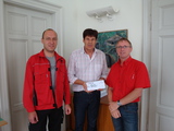 5.000 Euro übergeben die ETECH-Mitarbeiter Markus Schuldmeyer und Franz Fischer dem Bürgermeister von Schärding Franz Angerer.