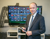 Marketing-Vorstand Alexander Sperl mit dem neuen A1 TV bei der Vorstellung im Oktober 2012.