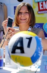 Susanne Speil, Leiterin A1 Branding & Sponsoring, zeigt die neue A1 Beach App.
