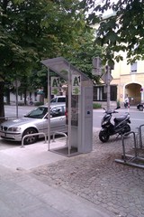 A1 hat in Salzburg erstmals eine Stromtankstelle und eine Photovoltaikanlage in einer Telefonzelle integriert. 