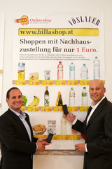 Josef Siess (Vorstand der Billa AG) und Volker Hornsteiner (Vorstandssprecher der Billa AG) mit einer der Shopping-Plakate für die neue Smartphone-App. (Bild: Billa AG)