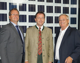 Besuch bei ertex solartechnik (v.l.n.r.): ertex-GF Martin Aichinger, BM Nikolaus Berlakovich, PVA-Präsident Hans Kronberger (Foto: PVA).