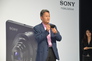 Und gleichsam nebenher stellte Sony auch eine neue Zubehörkategorie vor: Die ansteckbare Kamera - hier präsentiert Hirai das Modell QX100.