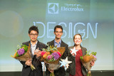 Die Gewinner des Electrolux Design Lab Awards: 1. Preis gimg an Adrian Perez Zapata (Mitte), der 2. an  Luiza Silva und der 3. Platz ging an Jeabyun Yeon (li). Foto: Electrolux