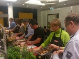 Beim Kochevent in Salzburg waren alle 17 Teilnehmer mit voller Begeisterung dabei.