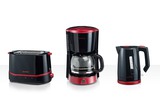 Wasserkocher, Toaster und Filterkaffeemaschine aus der Frühstücksserie „Select“ von Severin sind wahlweise in schwarz-rot-metallic, schwarz oder in schwarz-titan erhältlich.