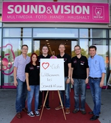 Eigentümer Rudolf Zimmer (links) und Eigentümer Ewald Güsser (rechts) mit ihrem Team vom neuen Standort Gleisdorf. Foto: Red Zac Sound & Vision