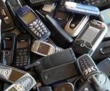 Millionen ausrangierte Handys schlummern in deutschen Schubladen. Nun wurde die Forderung nach einem Pfand auf Elektro-Kleingeräte, wie eben Handys, laut.  