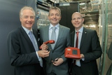 Kari Kapsch, CEO Kapsch CarrierCom AG, Marcus Grausam, A1 Technikvorstand, und Markus Ellebruch, Vice President Huawei Österreich feiern die erfolgreiche Integration von Sprachtelefonie in das All IP-Netz der A1.
