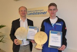 GF Thomas Landsteiner mit Lehrling Lukas Pühringer, der den 1. Platz beim Niederösterreichischen Landeswettbewerb der Elektrotechniker belegte. 