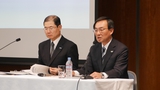 Panasonic-Präsident Kazuhiro Tsuga (re.) und Senior Managing Director Hideaki Kawai bei der Präsentation des Geschäftsergebnisses 2013 – das eigentlich hellere Mienen erwarten ließe. (©Panasonic) 
