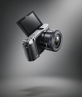 Die stylische Smart Camera im Retro-Look kommt in den Farben Weiß, Braun und Schwarz.