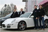 Seit eineinhalb Jahren beschäftigt man sich bei Red Zac Kreisl mit E-Mobilität: Johann Kreisel jun, Johann Kreisel sen, Philipp Kreisel und Markus Kreisel (v.l.) mit dem E-Porsche-Protoyp im vergangenen September. 