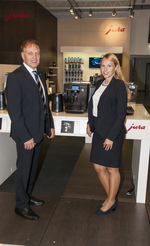 Andreas Hechenblaikner, Geschäftsführer Jura Österreich, und Annette Göbel, Leiterin Verkaufsförderung Jura Österreich, laden zum großen Jura-Jubiläum.