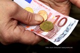 Wie das GfK Konsumbarometer für Q2 zeigt, wollen die Österreicher trotz sinkender Einkommens-Erwartungen mehr Geld ausgeben. (Foto Uschi Dreiucker/ www.pixelio.de)