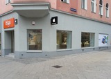 Der Apple-Händler iHaai in Wien Meidling wurde Opfer eines Einbruchsdiebstahls. Vier Täter rammten die Auslagenscheibe des Geschäftes mit einem gestohlenen Auto. 