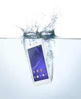 Das Xperia M2 Aqua bracuht den Pool nicht zu scheuen. Das jüngste LTE-Smartphone von Sony ist wasserdicht. 