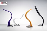 Die mit dem Good Design Award 2014 ausgezeichnete Leuchte Hatha ist besonders flexibel und passt sich beliebig an alle Lichtbedürfnisse an.