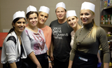 Soziales Engagement: Das Team von BNP Paribas Cardif mit Country Head Florian Wally (m.) beim Kochen in der Gruft.