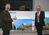 ELBE-GF Maximilian Fleissner (re.) blickt auf eine seit Jahren bewährte Zusammenarbeit mit HB Austria (hier im Bild AD-Betreuer Adam Müller) zurück – und weiterhin erfolgreichen Geschäften nun auch mit Philips TV entgegen. 
  