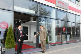 GF Dominik Oswald (links) eröffnete am 8. Jänner 2015 das Küche&Co-Studio in Graz – die nunmehr dritte Niederlassung des Franchise-Systems in Österreich. Weitere sind geplant. 