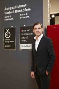 Für ihr innovatives Design wurde der schwarzen Gerätereihe Serie 8 von Bosch der Interior Innovation Award 2015 „Best of Best“ verliehen. Im Bild: der Chefdesigner von Bosch Robert Sachon.